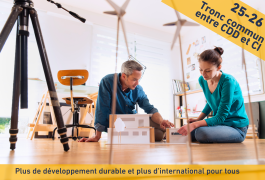 Deux personnes, un homme et une femme, collaborant ensemble autour de sujets liés au développement durable