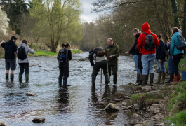 Étudiants en agronomie dans un cours d'eau 