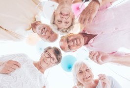 Ensemble de personnes âgées formant un cercle
