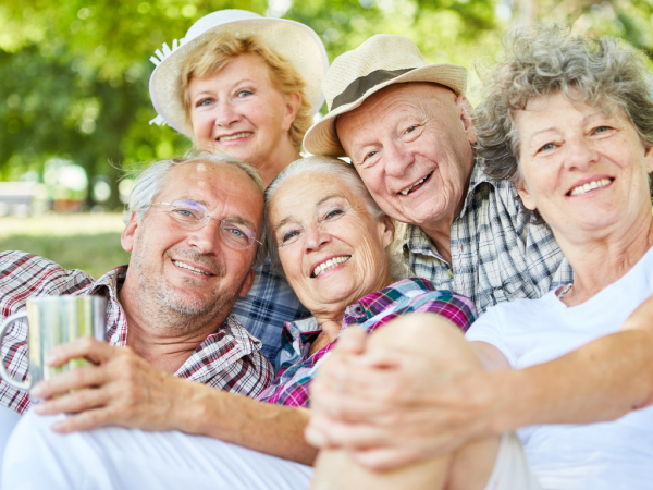 Ensemble de personnes âgées souriantes et heureuses