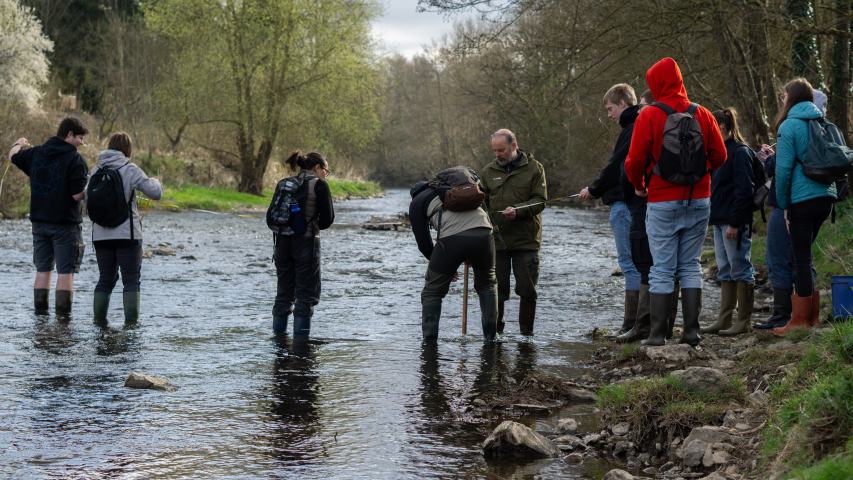 Étudiants en agronomie dans un cours d'eau 
