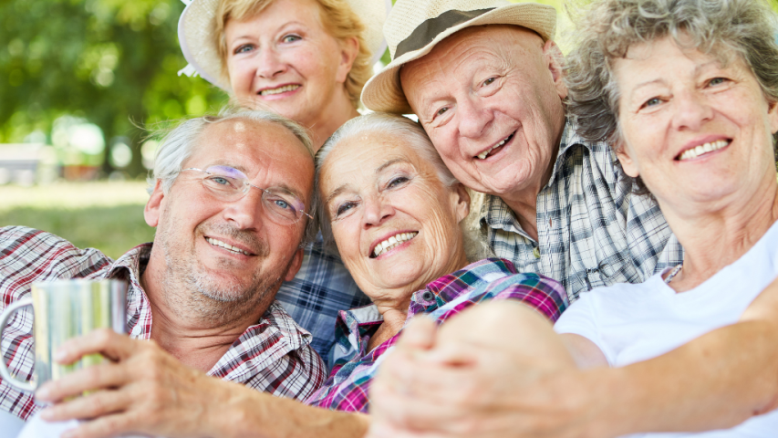 Ensemble de personnes âgées souriantes et heureuses