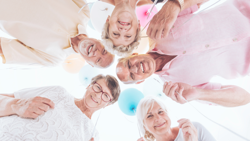 Ensemble de personnes âgées formant un cercle