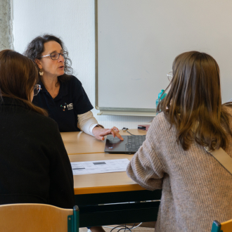 Personnes autour d'une table en pleine explication